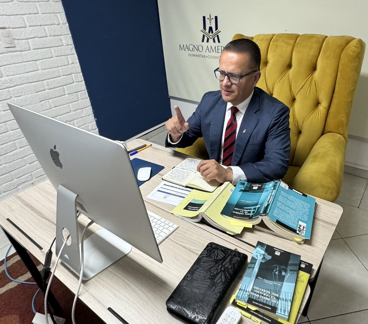 Mi agradecimiento a la Universidad Magno Americana por considerarme como docente en el programa de Doctorado en Derecho, el módulo de la Hermenéutica  Jurídica es indispensable para la investigación, postulancia, administración y procuración de justicia, por ello el compromiso es