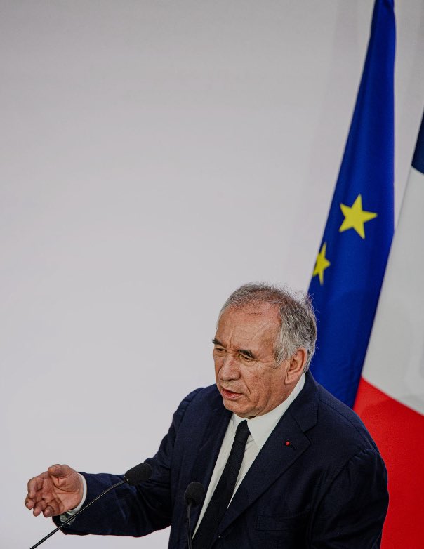 AvecRenaissance's tweet image. “Je ne laisserai pas notre pays s’enfoncer” dans la spirale du surendettement.

“Depuis vingt ans, chaque heure de chaque jour et de chaque nuit, depuis vingt ans, chaque heure a augmenté la dette de 12 millions d’euros de dette supplémentaires.”  — @bayrou