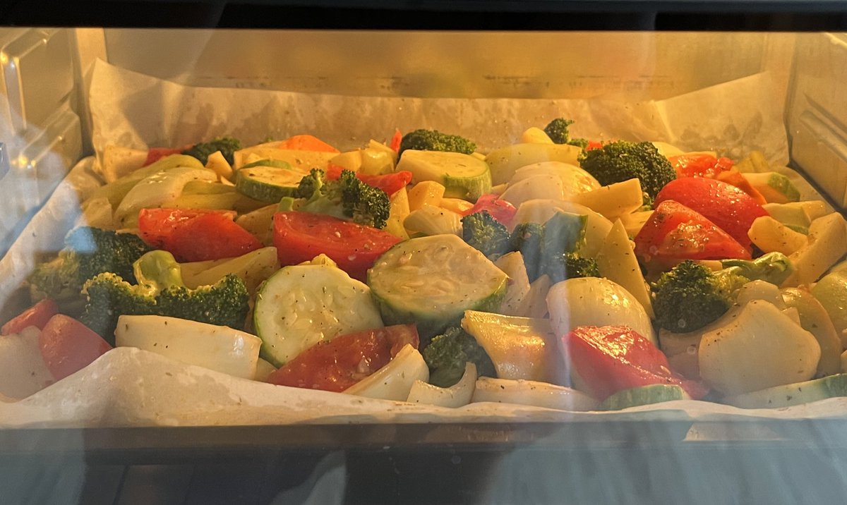 meurieth's tweet photo. Happy Monday!

Today was a cooking day for me👩🏻‍🍳🥗

Wishing everyone a great week🤍 https://t.co/im2GHdP9yY