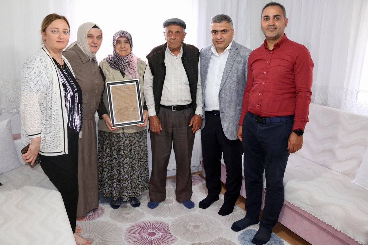 merzifonkymkmlk's tweet photo. Sayın Kaymakamımız Ahmet KARAASLAN, eşi Tülin KARAASLAN Hanımefendi ile birlikte, “Aile Yılı” kapsamında anlamlı ziyaretler gerçekleştirdi.

#AileHerŞeydir 💐 https://t.co/CvP1T44x9x