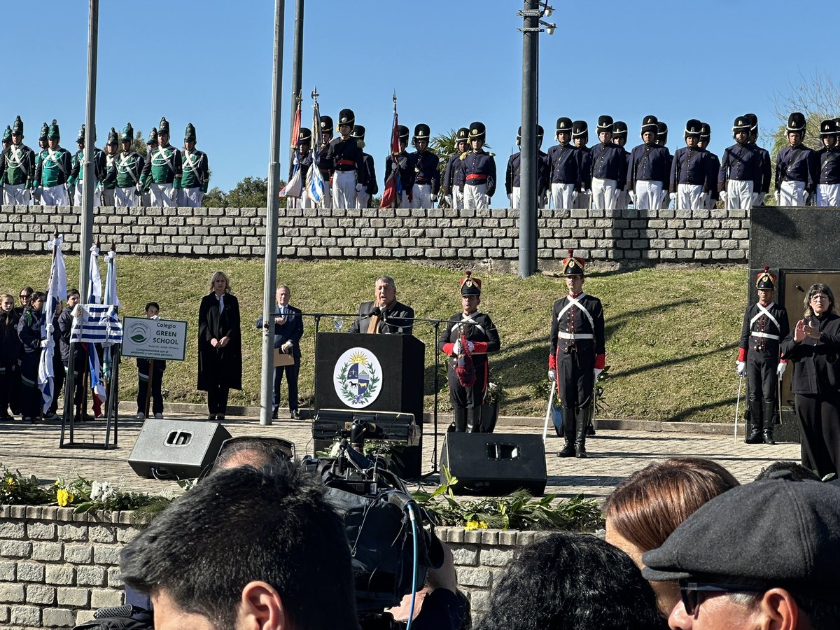 Estuve en un lindo acto por el bicentenario de la Independencia Nacional en Florida. El Presidente Orsi dio un discurso en clave de unidad nacional, de cuya sinceridad no dudo. Lo que mucho me temo es que pasarán los actos del 25 y mañana retomará su marcha un gobierno de
