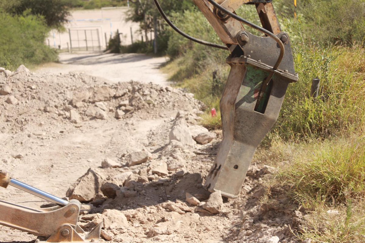 AyuntPinalQro's tweet image. ¡Arrancamos una obra clave para nuestra comunidad!
La Presidenta Municipal Lupita Rmz Plaza dio el banderazo inicial a la construcción con concreto hidráulico en la vialidad que conecta a la cancha de usos múltiples, Una obra que beneficiará directamente a 265 habitantes.
#Pinal