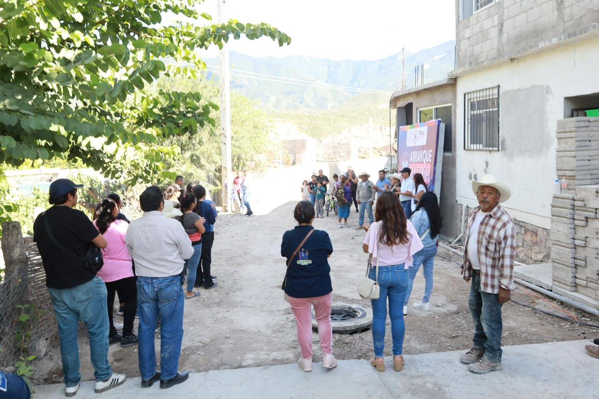 AyuntPinalQro's tweet image. ¡Arrancamos una obra clave para nuestra comunidad!
La Presidenta Municipal Lupita Rmz Plaza dio el banderazo inicial a la construcción con concreto hidráulico en la vialidad que conecta a la cancha de usos múltiples, Una obra que beneficiará directamente a 265 habitantes.
#Pinal