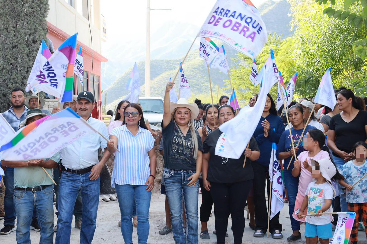 AyuntPinalQro's tweet image. ¡Arrancamos una obra clave para nuestra comunidad!
La Presidenta Municipal Lupita Rmz Plaza dio el banderazo inicial a la construcción con concreto hidráulico en la vialidad que conecta a la cancha de usos múltiples, Una obra que beneficiará directamente a 265 habitantes.
#Pinal