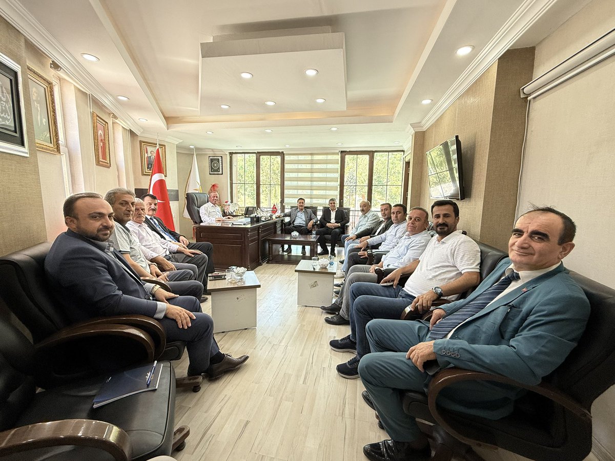 KayaZeydin's tweet photo. 📍AK Parti Hakkari İl Başkanlığı

✅ Haftalık Olağan Yönetim ve Yürütme Kurulu Toplantısı 

📌 Malazgirt Zaferi’nin 954. yıl dönümü hazırlıklarımız tamamdır,
📌 Sayın İçişleri Bakanımızın geçen hafta ilimize teşrifleriyle yapılan huzur toplantısında ortaya çıkan sonuç; ilimiz çok şükür en güvenli ve huzurlu şehirlerden biridir. Bu durumu daha da güzelleştirmeye devam edeceğiz. 
📌 İlimiz özelinde istihdama katkı sağlayacak yatırım ve projeler, 
📌 Önümüzdeki süreçte yapacağımız çalışmalarımızın yol haritasını çizdik, faaliyetlerimizin planlamasını istişare ettik. 

Çalışmalarımız eksiksiz devam etmektedir. 

Cumhurbaşkanımız, Genel Başkanımız Sayın Recep Tayyip ERDOĞAN'ın teşrifleriyle, yapılacak Malazgirt anma etkinlikleri programına  Hakkari ilimiz olarak hazırız inşallah.

Hakkari Teşkilatımız başta olmak üzere, ülkemizin dört bir yanından yola çıkan ve çıkacak olan tüm dava arkadaşlarımıza şimdiden hayırlı yolculuklar diliyorum.

Yarınımız kutlu, yolumuz aydınlık olsun.

@RTErdogan 
@Akparti 
@abuyukgumus 
@MustafaAlkayis 
@Recep_ayd25 
@byildiz63