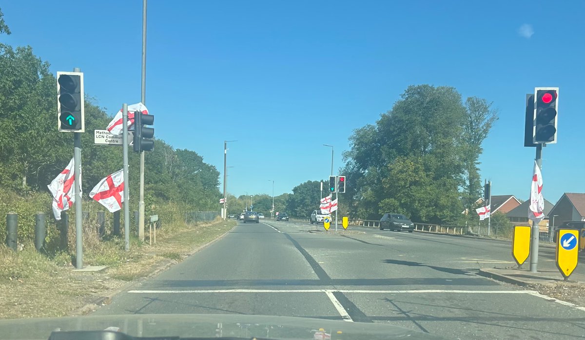 Someone’s stuck up dozens of 🏴󠁧󠁢󠁥󠁮󠁧󠁿 flags with snowflakes on! ❄️ 
Fantastic 
Visions of Del Boy spotting an opportunity to flog the Christmas flags in August 😂