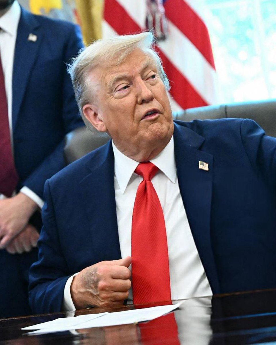 Trump's right hand without makeup looks pretty bad.