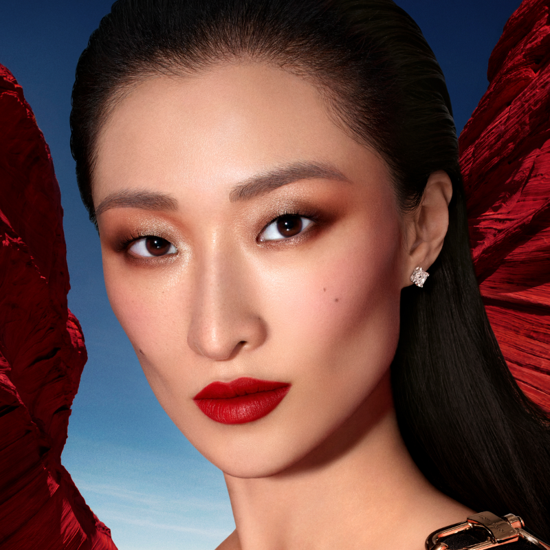 LouisVuitton's tweet photo. Contemporary visionary. Creative Director @patmcgrathreal redefines modern artistry through a bold series of inspiring looks — embodied by House Ambassador #Hoyeon, #Awar, #Chu, and #Ida. Available for preorder at https://t.co/9rKsU3zew8
#PatMcGrath #LVBeauty #LouisVuitton