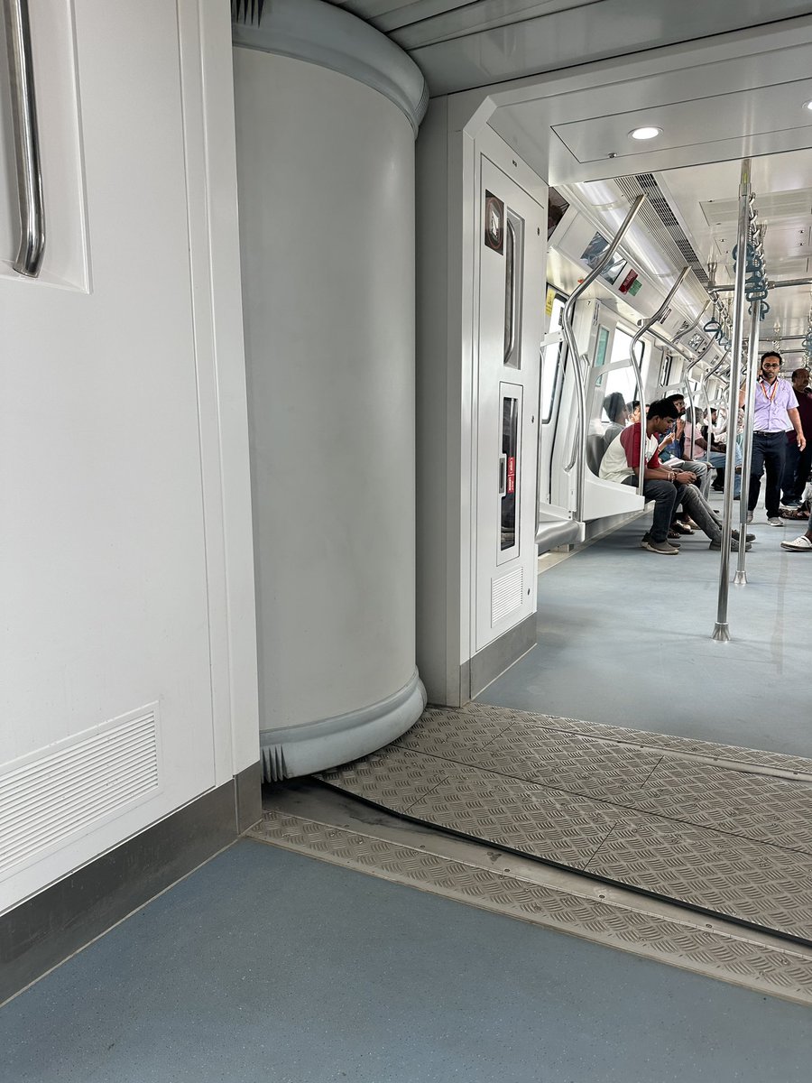 Took the yellow line <a href="/OfficialBMRCL/">ನಮ್ಮ ಮೆಟ್ರೋ</a> today .. ~45 mins from E-city to Malleshwarm.. then came real Blr - 1.30 hrs from Mwm to Hebbal 
🤷‍♂️