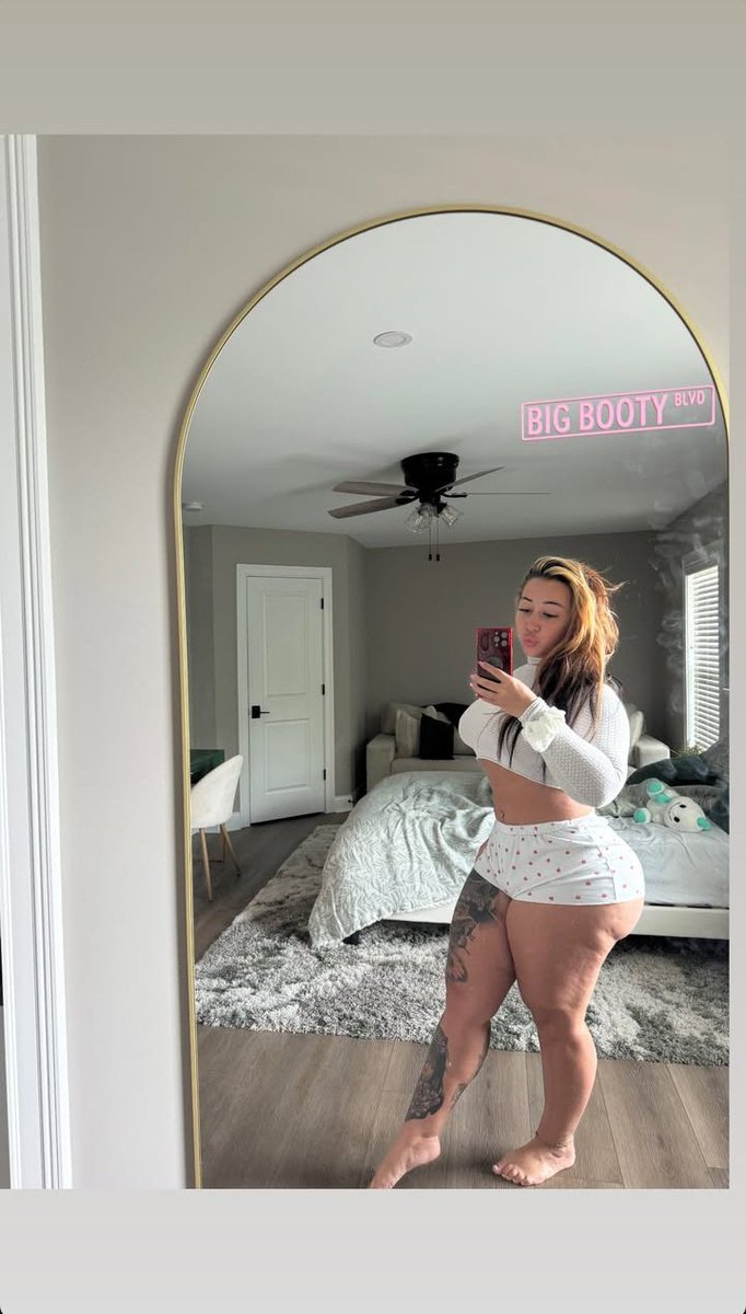 kateolivia209's tweet photo. My bedroom or yours https://t.co/ee8dehnYh3