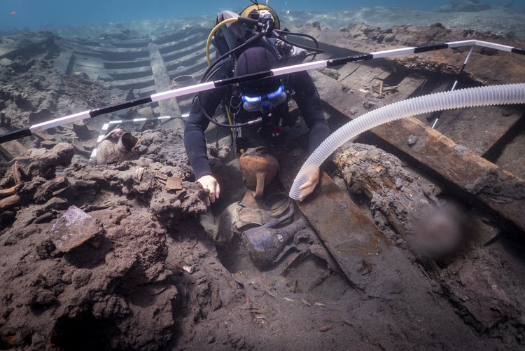Datça açıklarında 17. yüzyıla ait Osmanlı batığından çıkarılanlar:

- 36 tüfek.
- 40'dan fazla Çin porseleni.
- 50'den fazla humbara.
- 3.000'den fazla mermi.
- Çok sayıda kılıç, hançer ve tabanca.
- Osmanlı dönemine ait en büyük pipo koleksiyonu.
- Mühür.
- Santranç Takımı.