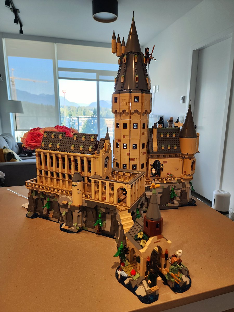 レゴの最新ホグワーツ城、まだ出来上がってないのに既にでかすぎる😳置き場が...😅