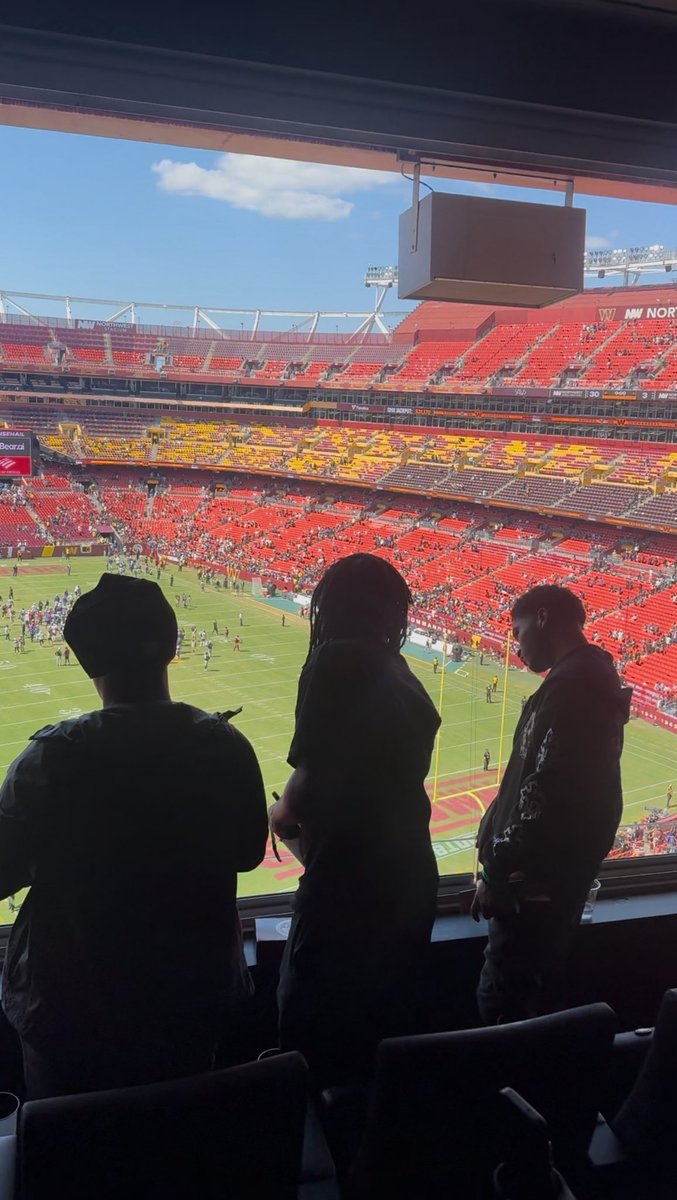 _JacobsLadder's tweet image. 🙌🏾 Our youth toured UMD’s campus and athletic facility, connected with the @PROGRESSumd team, and ended the week in our suite for the Commanders vs. Ravens game. 🏈✨ Exposure to new experiences is what we do! It’s the key to opening minds, building futures, and creating memories