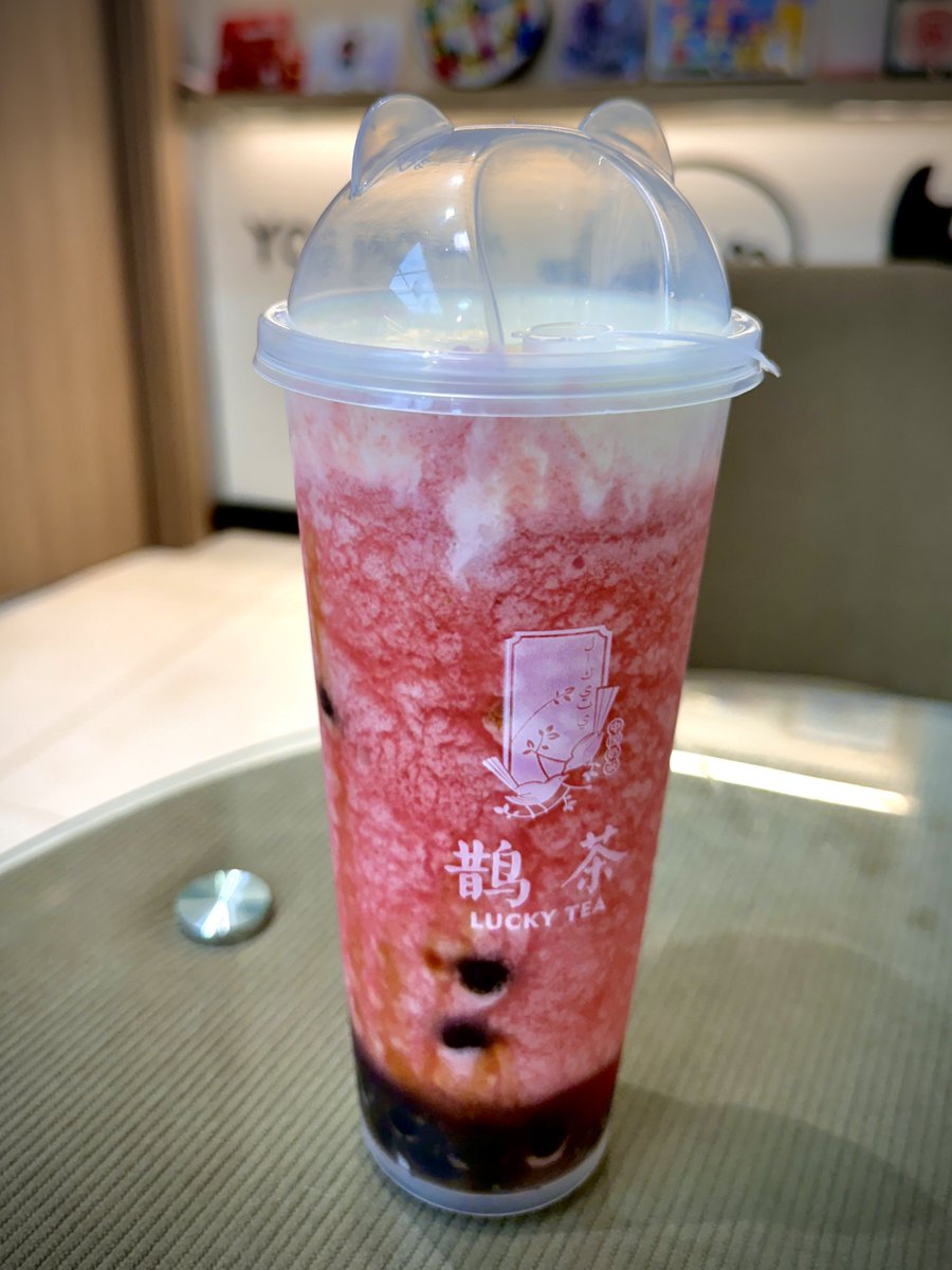 المشروب اللي يستاهل جائز الصيفية

أبس تي فراولة مع كريم تشيز مخفوقه… حلاوة الفراولة وعقدة شاهي الياسمين الصيني مع ملوحة كريمة الجبن عطتنا مشروب رايق… اضفت معه بوبا سكر اسود 😌

لاكي تي… بدعو 👌🏻
📍📲 share.google/wqcHONv2whuMs2…