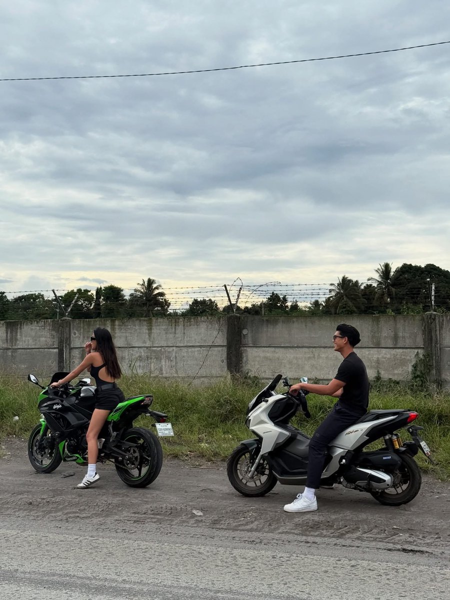 yung motor ni anthony motor ni luvluv tapos yung motor ni shuvee motor din ni luvluv (black lng ung mga motor ni luvluv) OMG 😭😭😭😭