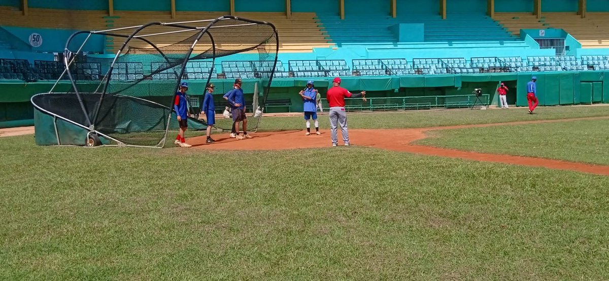 En el Estadio Capitán San Luis #PinardelRío, intercambiamos con los integrantes del equipo Sub-15 que se prepara en nuestra provincia.  #UnidosXCuba