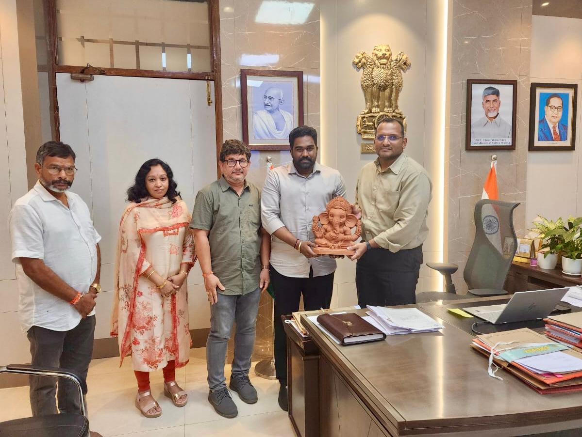 GadipalliRao's tweet photo. గణేష్ చతుర్థి సందర్బంగా AP Pollution Control Board తరుపున Vizag లో పర్యావరం కి అనుకూలమైన మట్టి వినాయక విగ్రహాలు పంపిణీ చేసిన AP Pollution Control Board Member శ్రీ @DrSandeepJSP గారు💥🙏 కార్యక్రమం లో జిల్లా కలెక్టర్ గారు, JC & PCB అధికారులు పాల్గొన్నారు
#APPollutionControlBoard https://t.co/mINawrfa04