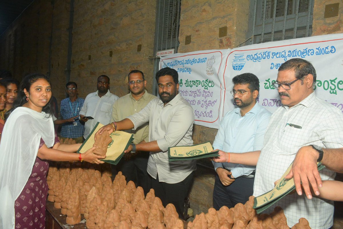 GadipalliRao's tweet photo. గణేష్ చతుర్థి సందర్బంగా AP Pollution Control Board తరుపున Vizag లో పర్యావరం కి అనుకూలమైన మట్టి వినాయక విగ్రహాలు పంపిణీ చేసిన AP Pollution Control Board Member శ్రీ @DrSandeepJSP గారు💥🙏 కార్యక్రమం లో జిల్లా కలెక్టర్ గారు, JC & PCB అధికారులు పాల్గొన్నారు
#APPollutionControlBoard https://t.co/mINawrfa04
