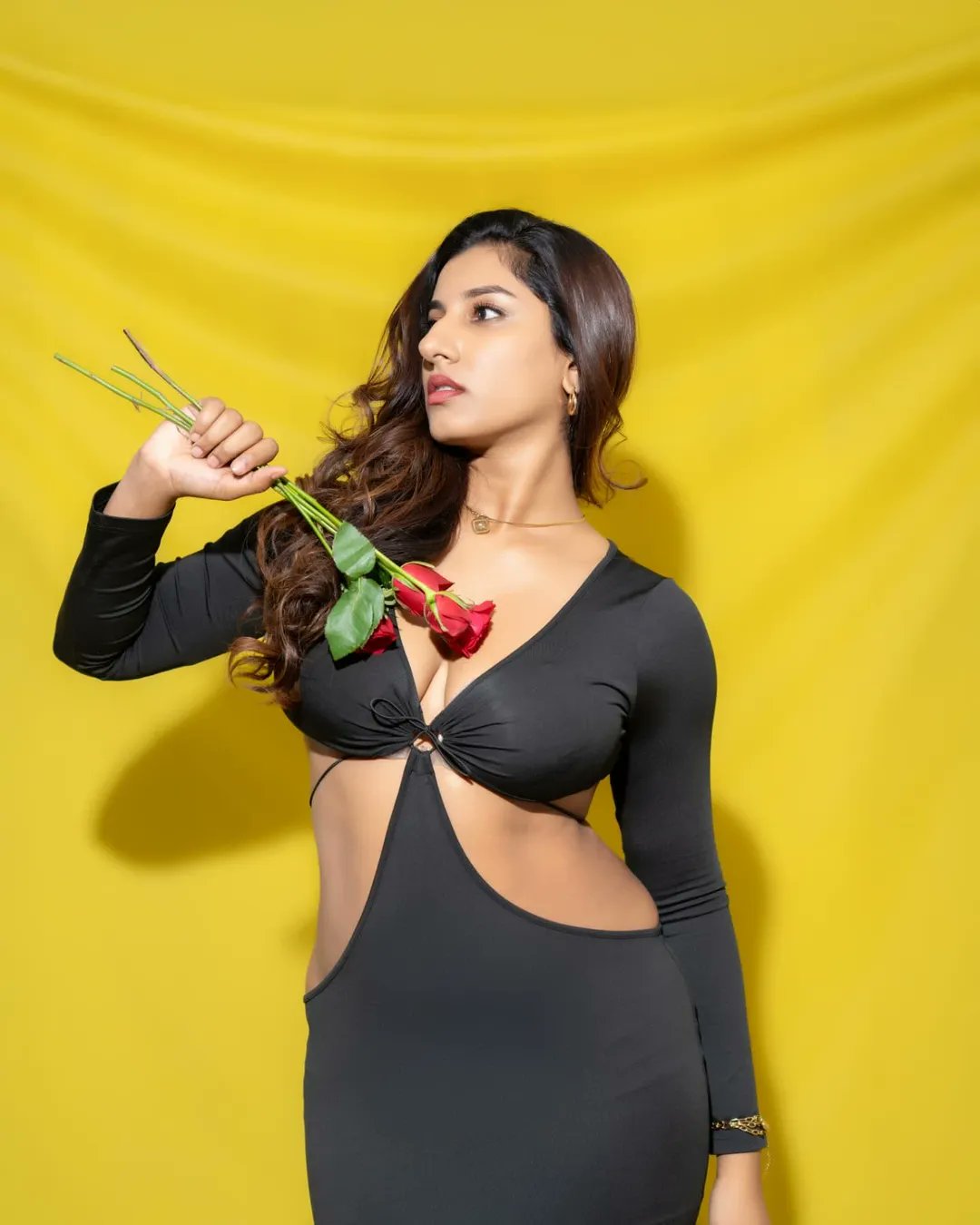 Vishnu Priya Bhimineni cleavage stills in black outfit