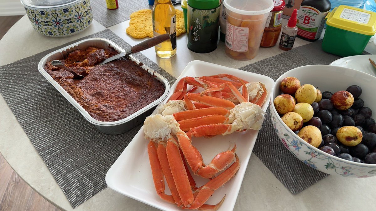 QinnnTim's tweet photo. home cooked lasagna, Canadian atlantic crabs, Taiwan imported grapes, Mexican beers, Chinese jujubes, god bless america https://t.co/KTJjjOk7Sg