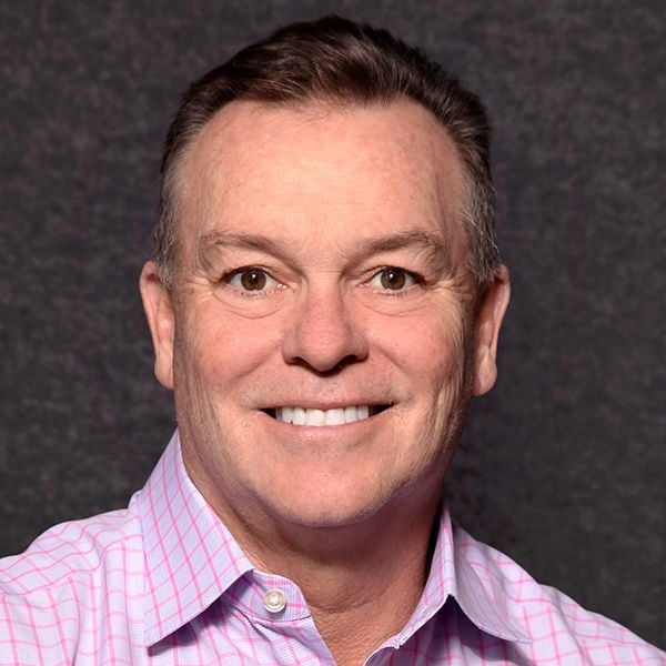 This is JJ Kinahan.

He traded for 20 years in the largest trading pit where 90% of traders failed.

After managing millions of retail traders, he's seen every mistake in the book.

He says every blown account comes from one thing…

His biggest lessons from 30 years trading:🧵