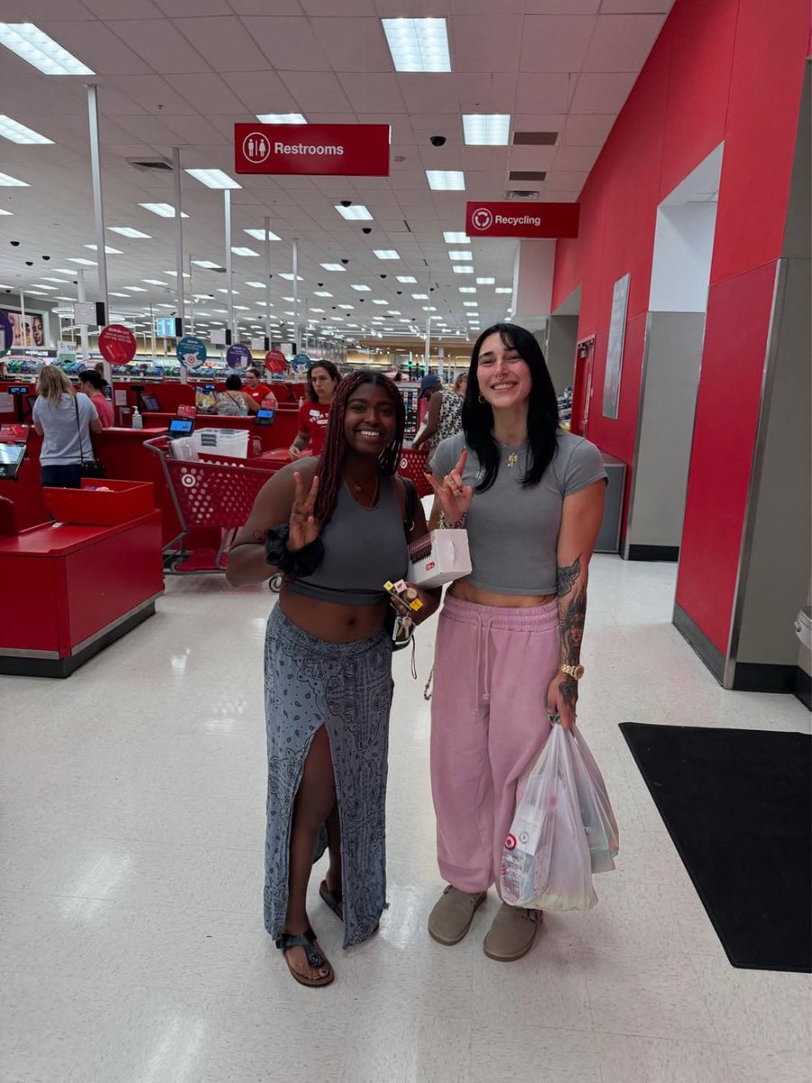 cerseiwolf's tweet photo. babygirl with a beautiful fan today https://t.co/cxbqwTQykd