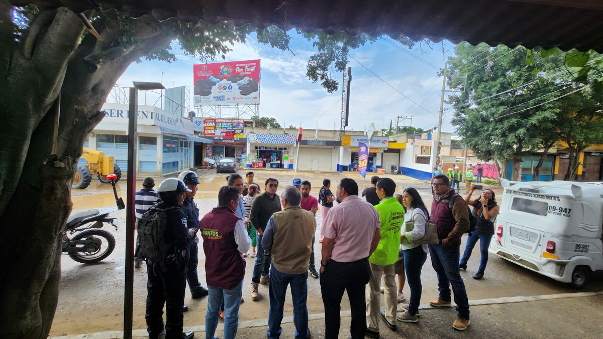 ¡¡Llegue a tiempito al chisme!! Me jale a hacer una transmisión en vivo desde el PUENTE DEL TEC en #Oaxaca. 

Los vecinos están molestos ante los trabajos de <a href="/MunicipioOaxaca/">Municipio de Oaxaca de Juárez</a>. 

Velo aquí 👇🏻
facebook.com/share/v/1G9hxY…