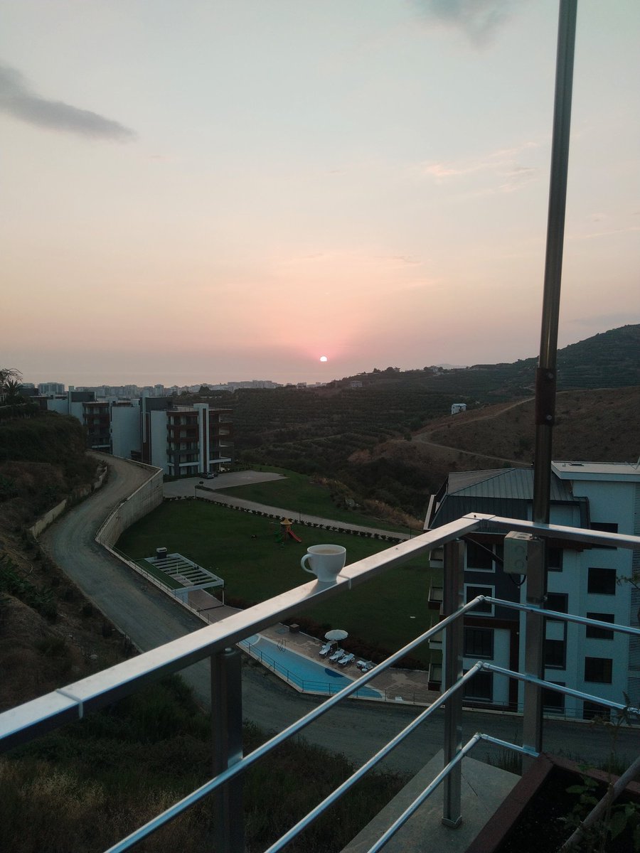 Herkese iyi Akşamlar
Ağüstos ayının sonları ve
En Güzel anı
Çünkü Güneş artık 
Denizin Üzerinden batıyor.
Kahvemi yudumlarken
Güneşin batışını izlemek,
Sigara eşliğinde Ayrı bir Zevk.
O Başka Ülkede
Başka İnsanlara gülümserken,
Bende Dalıp gittim bir an.
Biz
Şanslı İnsanlarız