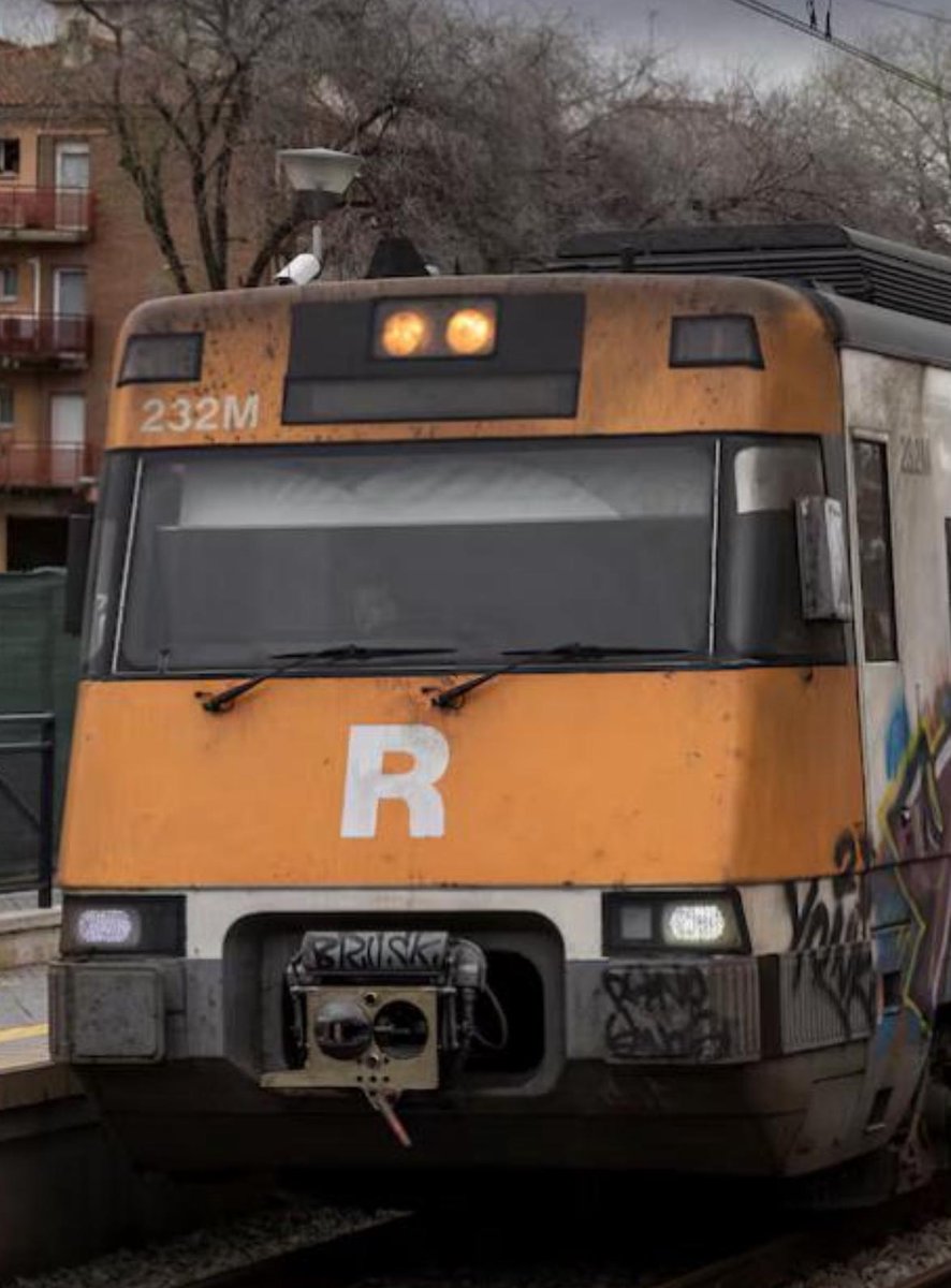 Avui un tren s’ha cremat... i ara tots anem amb mitja hora (o més) de retard.
Però... va, preneu-vos-ho amb humor!!! El nou president de Renfe Catalunya és valencià, i ha volgut rebre als usuaris que tornen de vacances com millor sap: amb una falla 🔥🎉