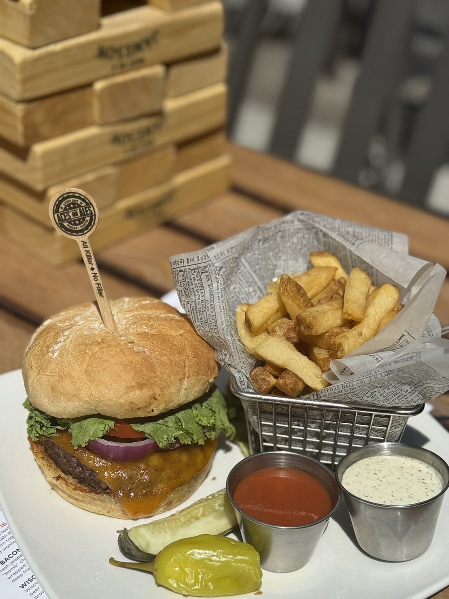 ACESANDALES's tweet image. A cheese burger this good deserves a round a of beer.. or a pint. 🍔🍻 #acesandalestenaya #lasvegasfood #beeroclock