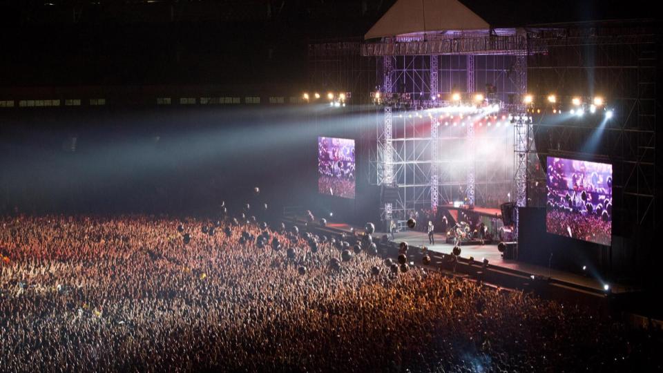 Malam ini, 12 tahun lalu, Metallica kembali membakar Jakarta. Bedanya, kali ini tanpa api, asap, dan korban luka-luka. Hanya koor massal nyaris di sepanjang set dari +60 ribu penonton yang histeria berkumpul bersama dari berbagai belahan Nusantara.

Baca: bit.ly/468hFhe