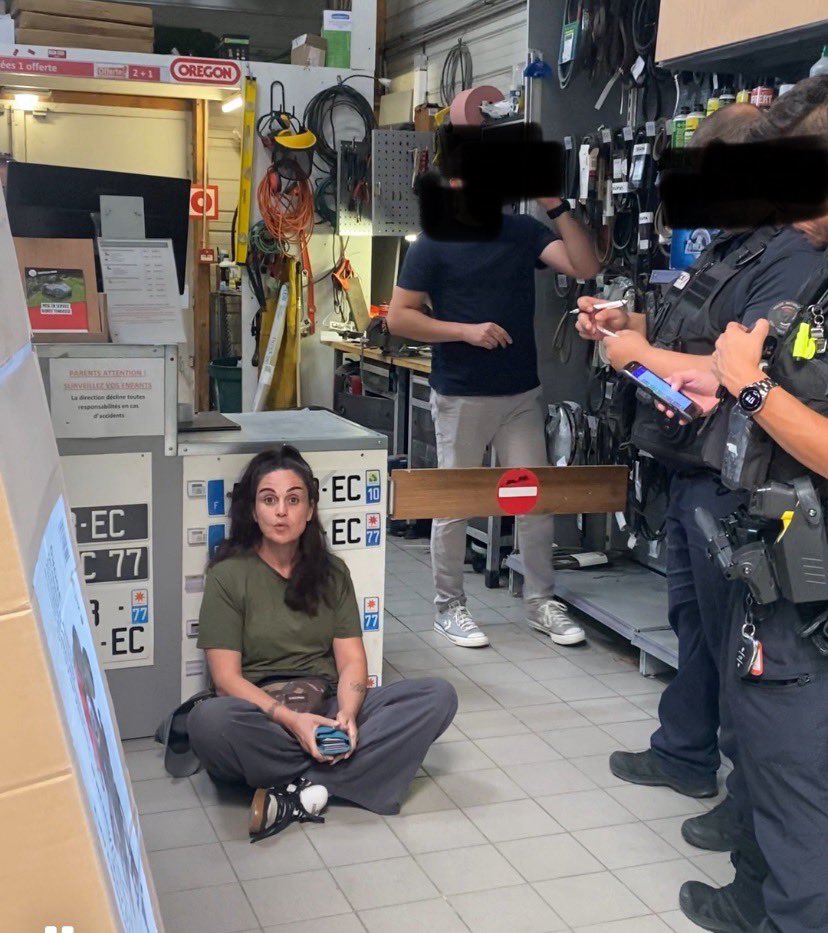 Myriam Palomba (@myriampalomba) on Twitter photo J’ai failli finir avec les menottes grâce à Bricomarché <a href="/Bricomarch1/">Bricomarché</a> !
➡️➡️ Le magasin de Provins m’a vendu une tondeuse autoportée Staub qui n’a jamais fonctionné plus de 10 minutes. Une tondeuse à 3500 euros!
Après 3 courroies changées à mes frais, le directeur du magasin a J’ai failli finir avec les menottes grâce à Bricomarché <a href="/Bricomarch1/">Bricomarché</a> !
➡️➡️ Le magasin de Provins m’a vendu une tondeuse autoportée Staub qui n’a jamais fonctionné plus de 10 minutes. Une tondeuse à 3500 euros!
Après 3 courroies changées à mes frais, le directeur du magasin a