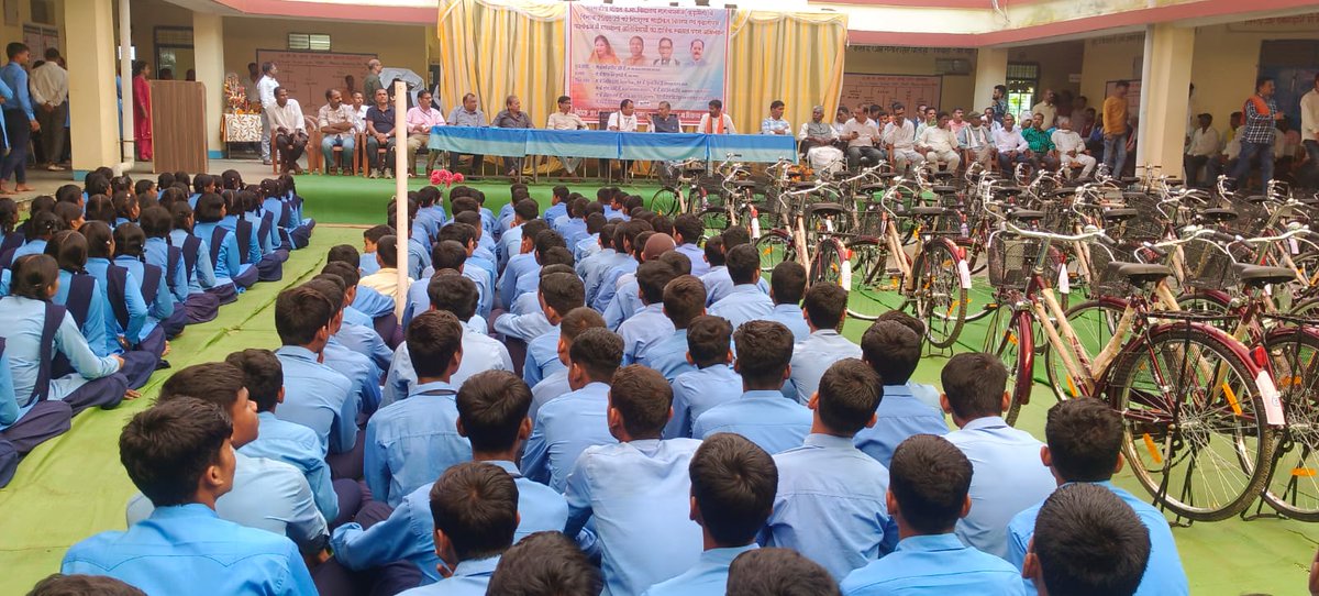 आज मंडला जिले की ग्राम पंचायत कूड़ा मैली, जनपद पंचायत नारायणगंज स्थित मॉडल उच्चतर माध्यमिक विद्यालय में आयोजित छात्र-छात्राओं को साइकिल वितरण कार्यक्रम में सम्मिलित हुआ।