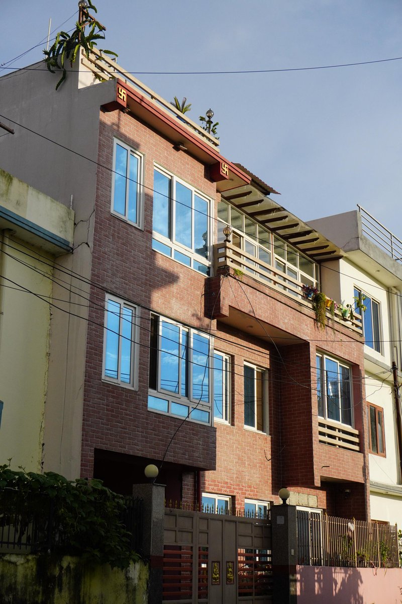 यति धेरै मेहनत गरेर घर बनाइयो कति दुख पाइयो कति रात सुतिएन कहाँ राम्रो सामान पाइन्छ भनेर दौडियो ४ बर्षमा यो घरको भोग सकिएछ। अब घर बनाइयो भने यति धेरै दुःख सायद गरिदैन होला 🙏🙏 परिवारलाइ मनाउन उत्तिकै गार्हो भयो बर्णन गरेर साध्य छैन।