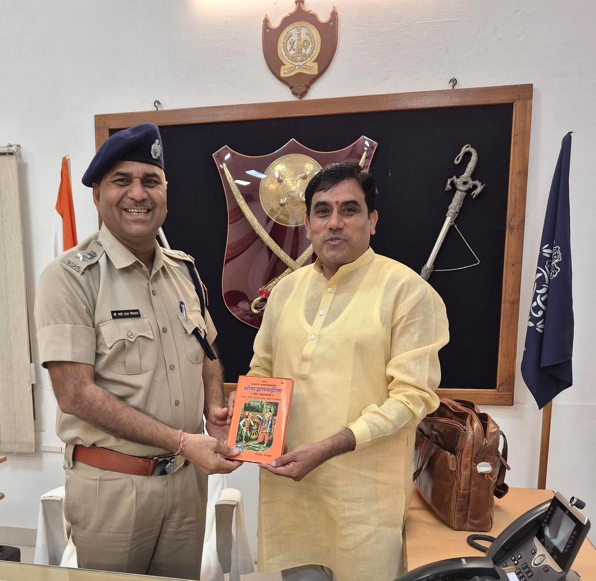 सिरोही प्रवास के दौरान नवनियुक्त एसपी श्री डॉ. प्यारेलाल जी से स्नेह भेंट कर अनेकों नए विषयों पर चर्चा की आपका मारवाड़ में अनेक स्थानों पर पदस्थापन रहा है आप सहज सरल अधिकारी है आशा है आपके नेतृत्व में सिरोही में कानून व्यवस्था बेहतर होगी।