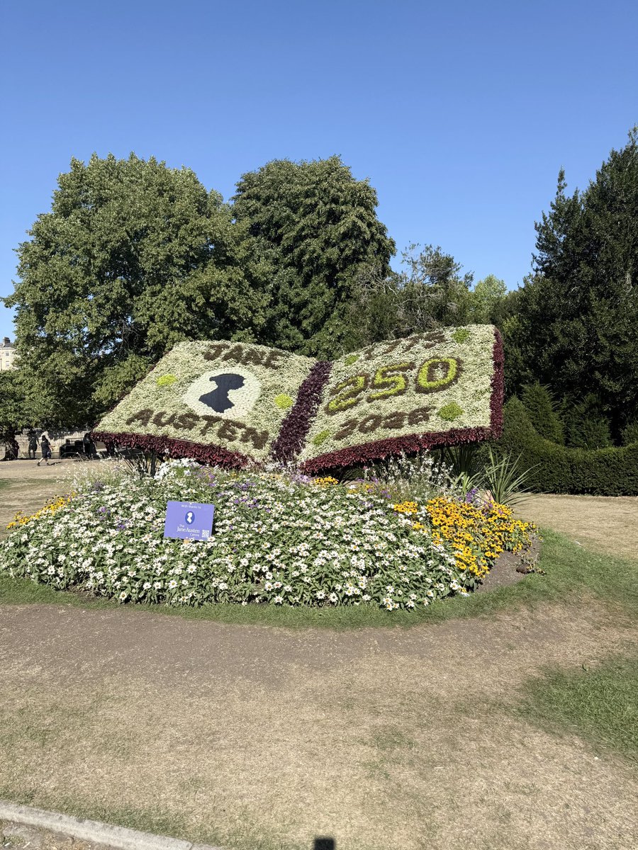 RachelBrimble's tweet photo. Perfect way to spend a hot & sunny Bank Holiday Monday… 😊😊 #cityofbath #authorlife #andrelax https://t.co/1ijsNz1W5B