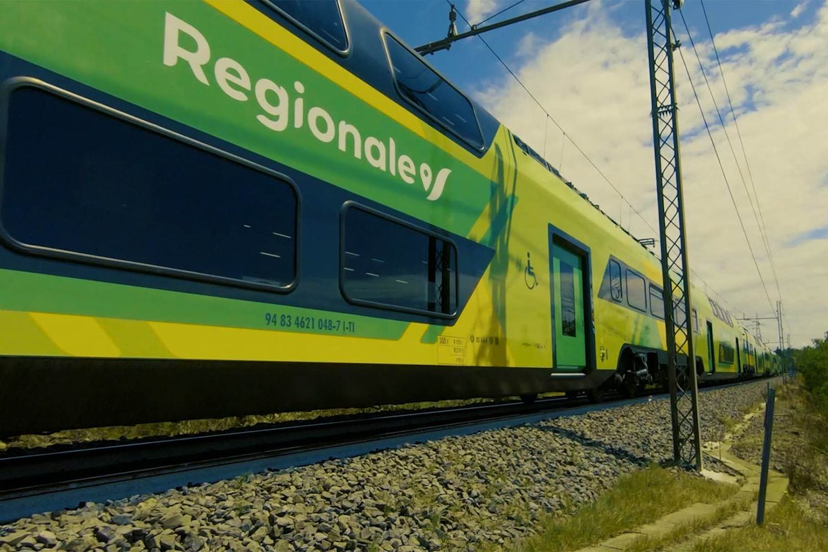 Trenitalia entregará hasta 2027 un total de 1.061 trenes a las regiones y provincias autónomas italianas, que gestionan los servicios regionales. Se han entregado hasta ahora 596 trenes lo que sumado a las 335 adquisiciones previas, eleva el número total de trenes regionales