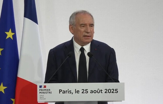 En conférence de presse, François Bayrou a insisté sur "l’urgence" de la situation économique. Les parlementaires sont convoqués le 8 septembre pour un vote de confiance, pour valider – ou non – le plan d’économie de 44 milliards d’euros. #Budget2026

jss.fr/%C2%AB_Chacun_…