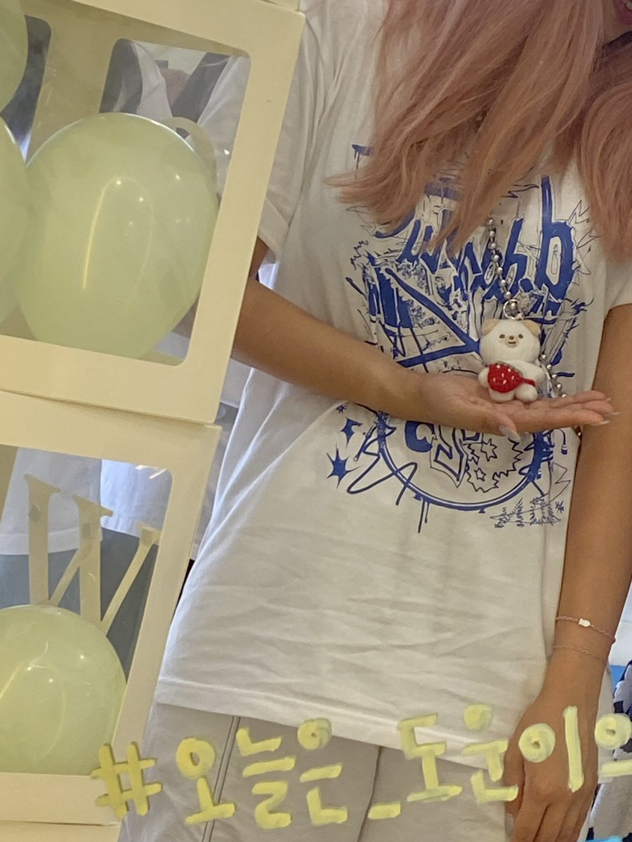 #DDD_FESTIVAL
#오늘은_도운이의_축제

24일💕 방문했어요🍀
액자가 다 너어어어무 이뻐서 떼오고 싶었지만 꾹 참았습니다..ㅎ 포토존도 많아서 좋았고 버터쿠키도 넘넘 맛있었어요ㅎ 선착 특전 피크닉 매트도 받았는데 아까워서 영원히 못 쓸 거 같아요🥹 잘 구경했습니다!