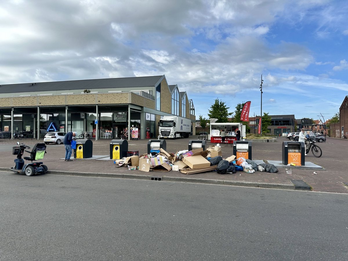 Regelmatig fiets ik langs het Esrein. En vaak ziet dat er zo uit. Wie zijn die mensen die zich zo asociaal gedragen? Steeds komen de medewerkers van ⁦<a href="/gildebor074/">Gildebor</a>⁩ opruimen. Aan opsporing wordt niet gedaan. Waarom accepteren we dit?  ⁦<a href="/gemeentehengelo/">Gemeente Hengelo</a>⁩