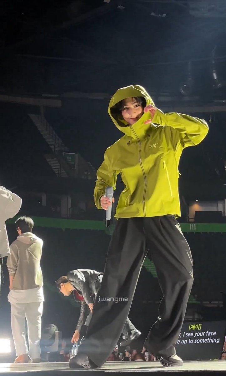 jnugwonie's tweet image. i want to kidnap him