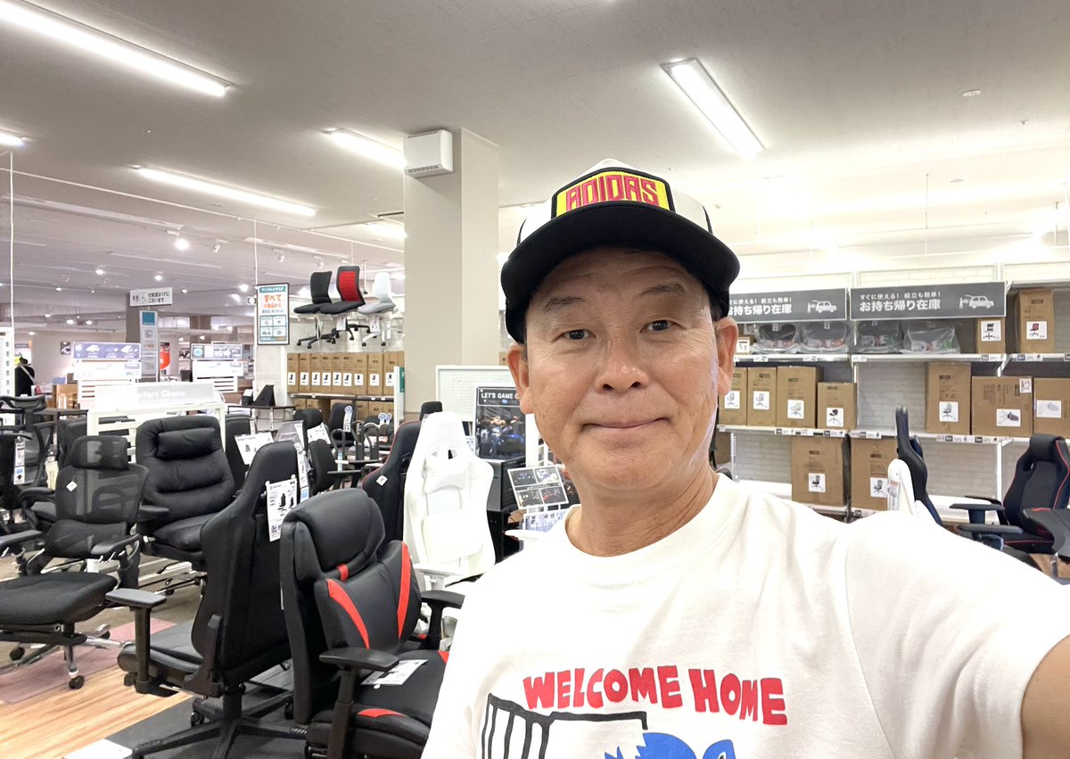 【坐骨神経痛】もう痛くなって…ずいぶんと経つ。一度は病院に行ったが…痛み止めを処方されただけ。相変わらず…ちょっと歩くと腰が痛くなり、左足が痺れ出す。とりあえず「自分の部屋の椅子だけでも変えてみよう」とニトリにやって来たが…品数が多過ぎて大いに悩む！奮発して高いの購入！