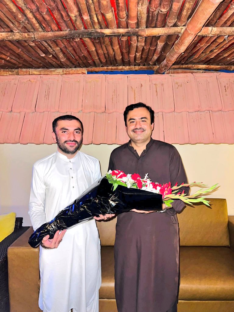 munwerPYO's tweet image. کراچی 

آفتاب ڈھال جکھرانی  صدر پیپلز یوتھ لاڑکانہ ڈویژن نے کراچی پہنچ کر صوبائی صدر پیپلز یوتھ سندھ جناب جاوید نایاب لغاری کو پاکستان پیپلز پارٹی ڈویژن شھید بینظیر آباد کا جنرل سیکریٹری منتخب ہونے پے مبارکباد دی، اُس موقع پہ مسرور راجپر جنرل سیکریٹری ضلع نوشھروفیروز موجود تھے۔