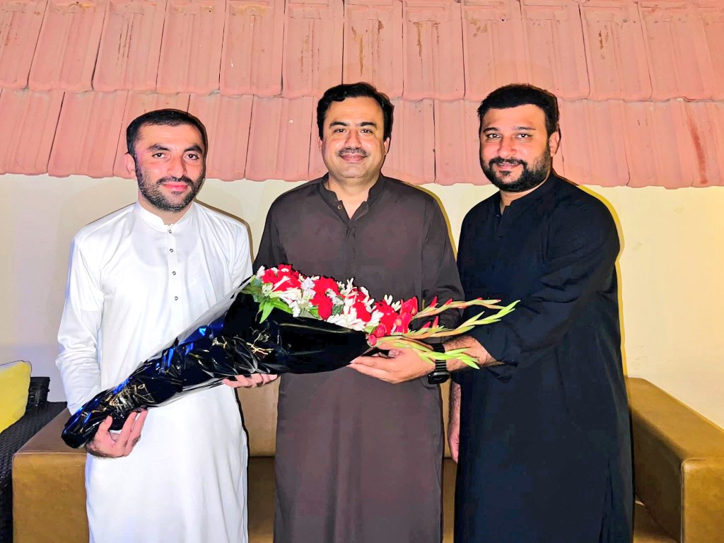 munwerPYO's tweet image. کراچی 

آفتاب ڈھال جکھرانی  صدر پیپلز یوتھ لاڑکانہ ڈویژن نے کراچی پہنچ کر صوبائی صدر پیپلز یوتھ سندھ جناب جاوید نایاب لغاری کو پاکستان پیپلز پارٹی ڈویژن شھید بینظیر آباد کا جنرل سیکریٹری منتخب ہونے پے مبارکباد دی، اُس موقع پہ مسرور راجپر جنرل سیکریٹری ضلع نوشھروفیروز موجود تھے۔