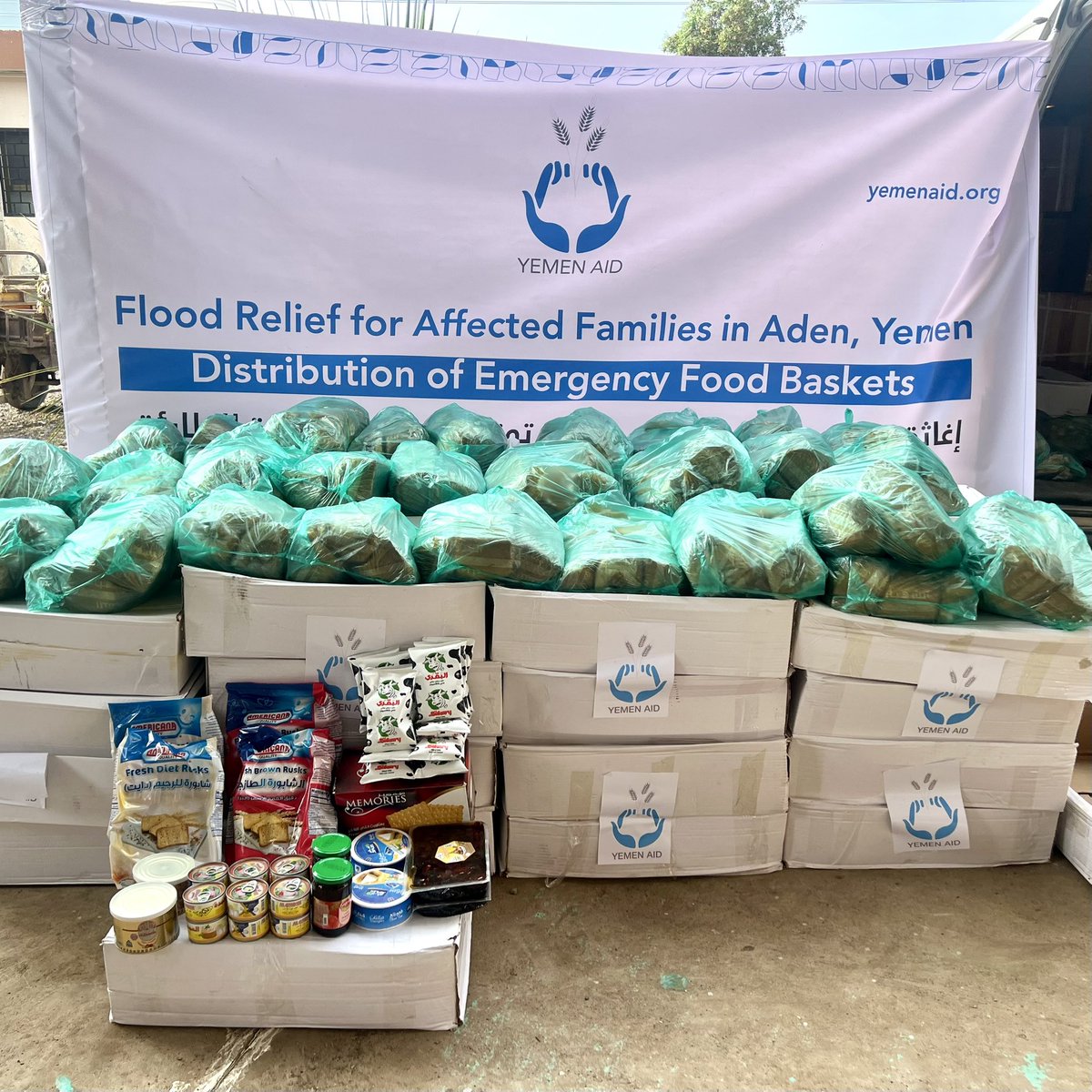 اليوم قام فريق يمن أيد بتوزيع سلال غذائية طارئة للأسر المتضررة من السيول والنازحين في إحدى المدارس بمدينة #عدن، وذلك للتخفيف من معاناتهم وتلبية احتياجاتهم الأساسية بشكل عاجل.
ونسأل الله أن يحفظ الجميع.

Today, Yemen Aid distributed emergency food baskets to families displaced and