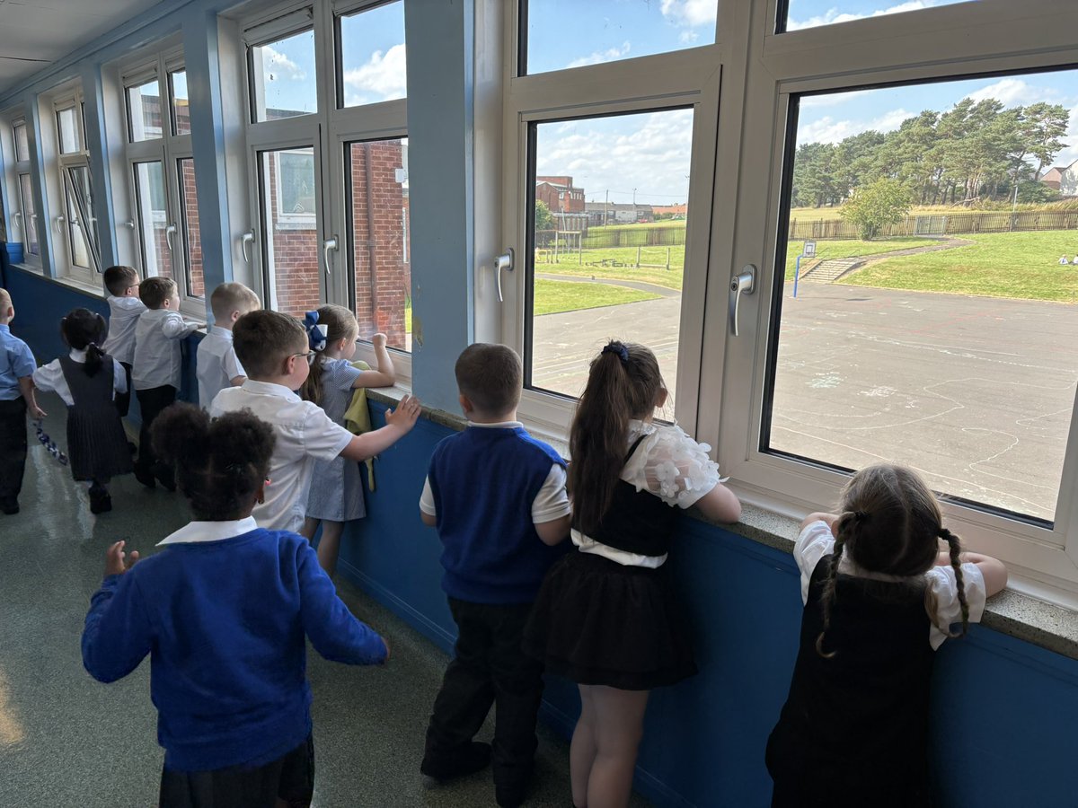 As part of our topic Primary 1 went on a tour of our school. We were so lucky to visit all of the classrooms, the school office and Mrs Rafferty’s office. We even heard about some of the jobs the adults in our school do 🏫🤩.