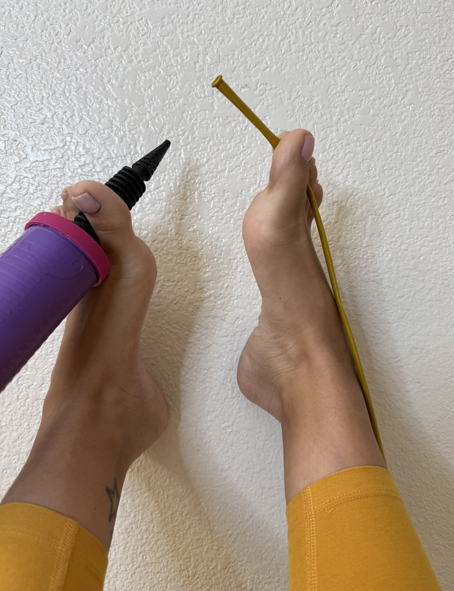 SoleyFans_'s tweet photo. Monday fundayyyy 🎈Who wants a balloon animal?! Comment ‘🎈’ and I’ll send you a special dm, bonus points if you can guess what I’m making 😜 #footmodel #soles #balloon #balloonfetish https://t.co/xMippve6yF