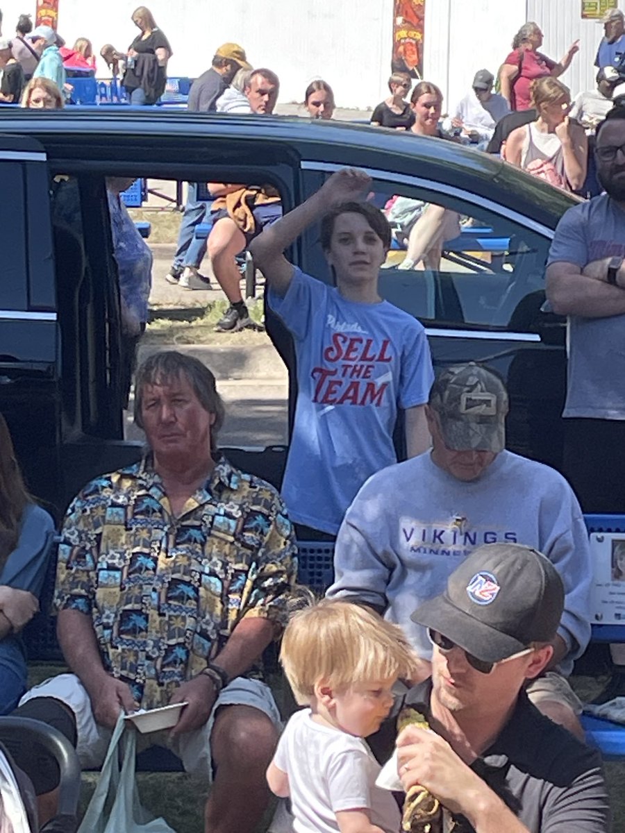 This young fan appears to be out on the Twins. ⁦<a href="/PhilMackey/">Phil Mackey 🎙</a>⁩ ⁦<a href="/DexsTweets/">Declan Goff</a>⁩