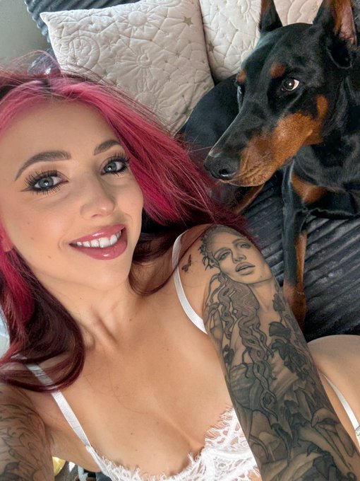 Watch QueenSylvieMarie's leaked NSFW photo on TwXstars