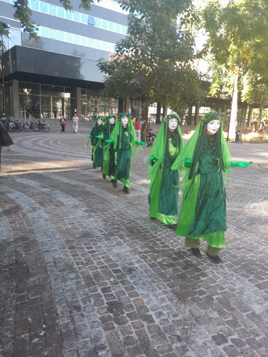Stemmig protest tegen de kapplannen in de binnenstad van #Tilburg. Hopelijk halen alle protesten wat uit maar ik weet dat niet zeker. Het college lijkt meer te geloven in groenplannen dan in groen.